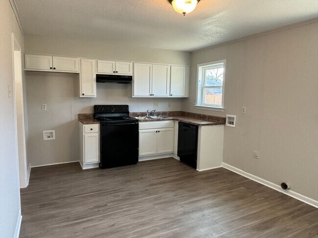Building Photo - ****JUST REDUCED****6275 Southbridge Dr Ho...