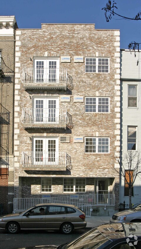 Primary Photo - 137 DuPont St