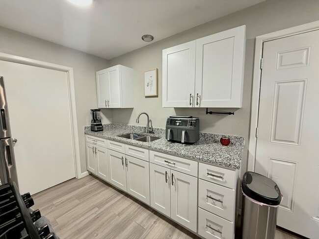 Building Photo - 303 Fiesta Ave