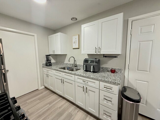 Foto del edificio - 303 Fiesta Ave