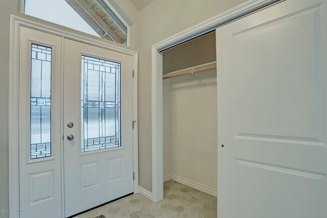 Building Photo - Live in luxury and style in this new, mode...