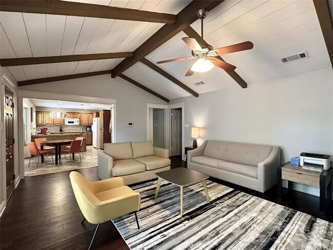 Foto del edificio - 1701 Deep Wood Dr