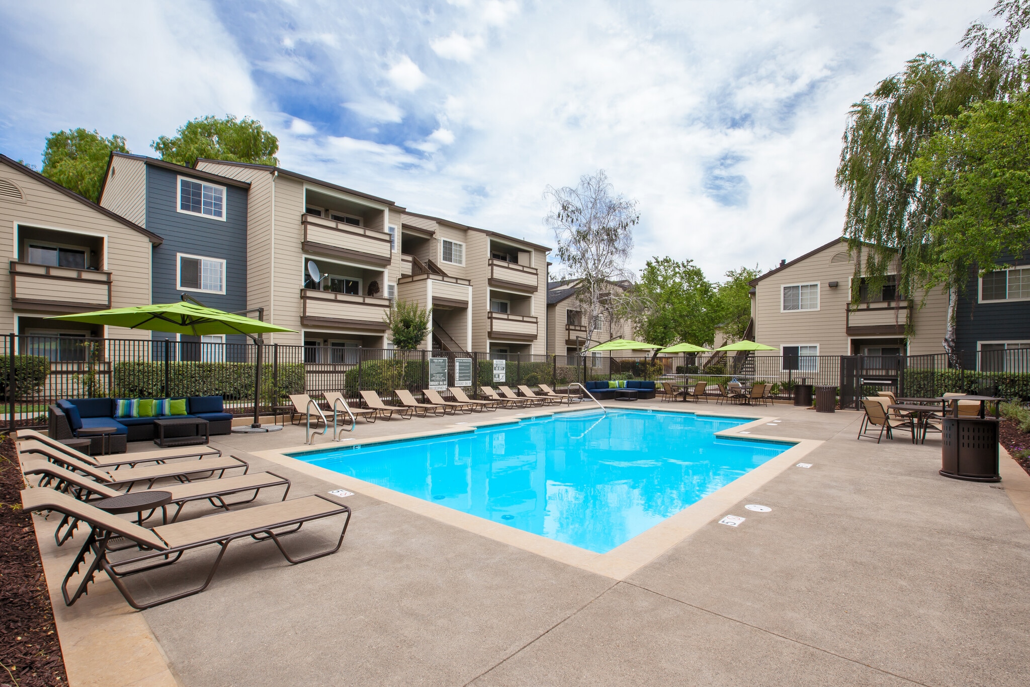 eaves Walnut Creek — Sparkling Swimming Pool
