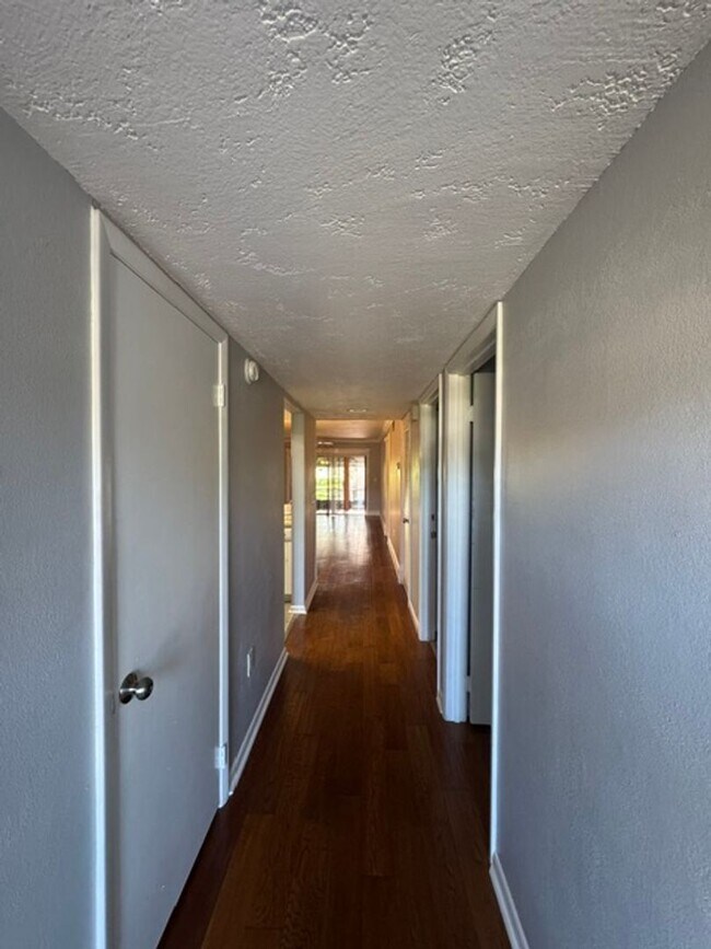 Foto del edificio - Lovely & spacious 1st Floor condo with water, pest control and internet included. 2 primary suite...