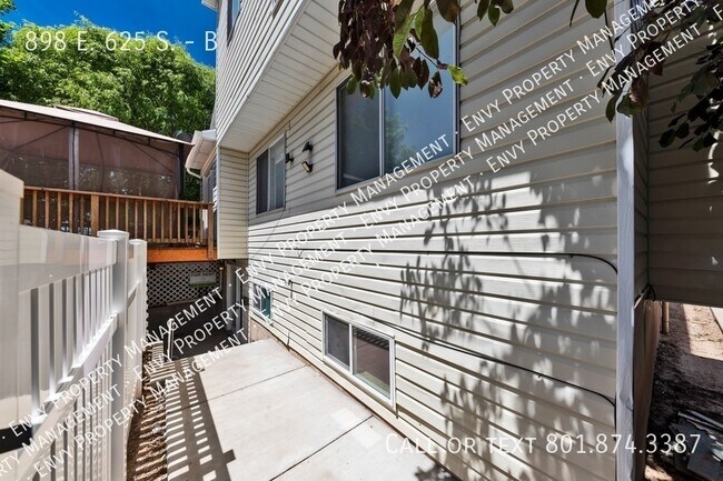 Foto del edificio - Charming Pet Friendly Basement Unit Duplex...