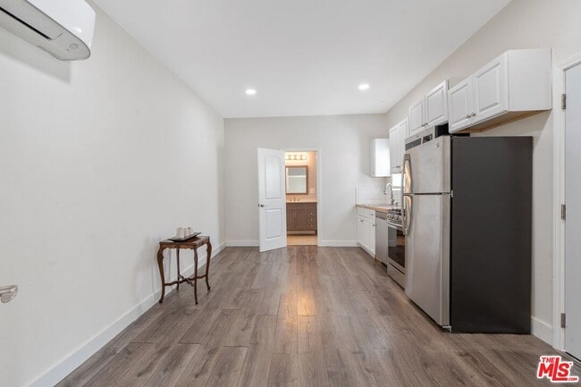 Building Photo - 503 N Gower St
