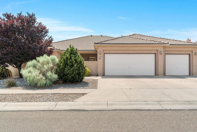 Foto del edificio - 8201 Grape View Ct NE