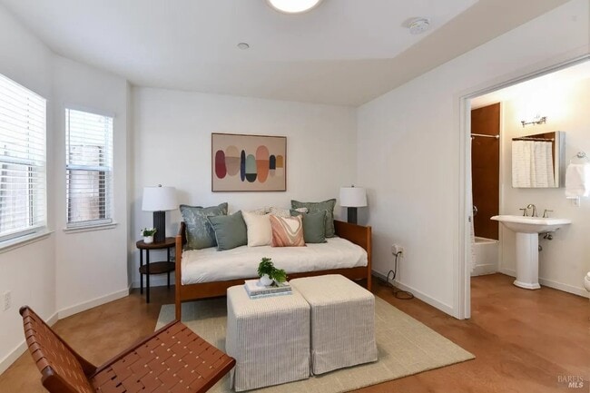Foto del edificio - 130A Valley Oak Dr