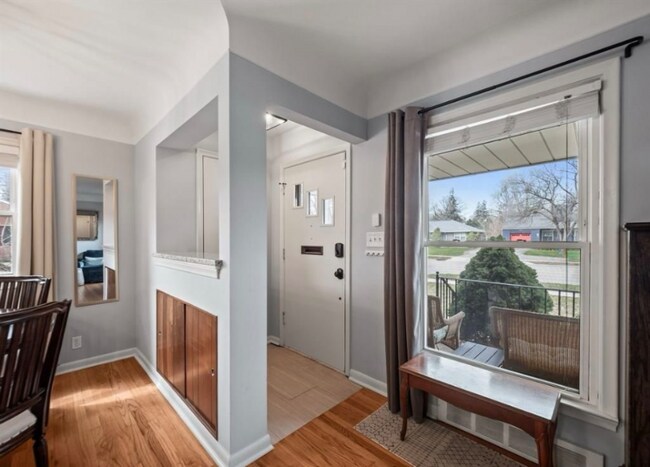 Foto del edificio - 1602 E Maple Rd