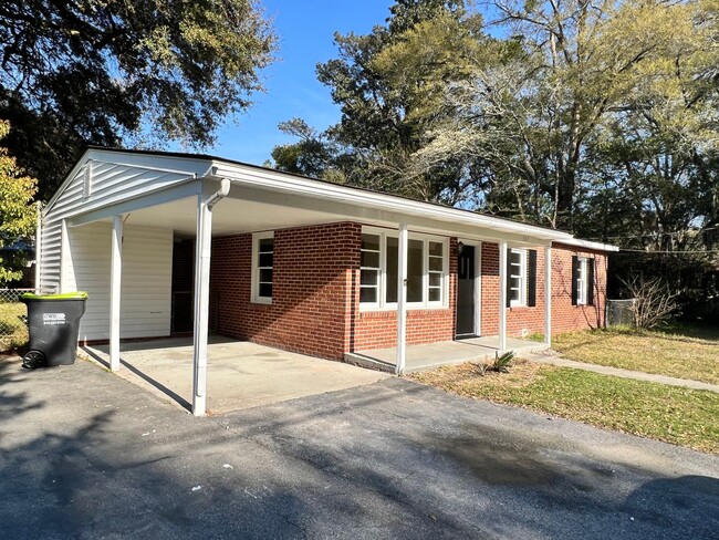 Building Photo - Three bedroom one bathroom home