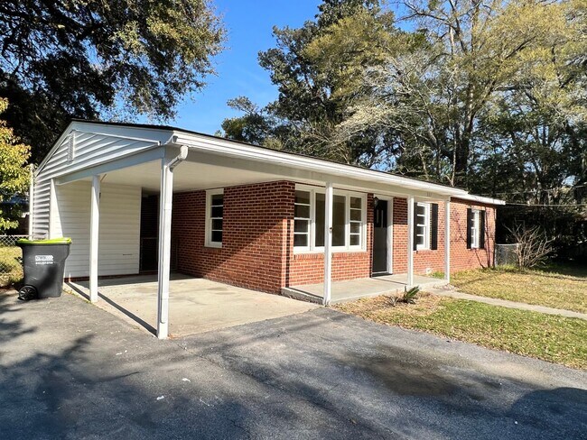 Foto del edificio - Three bedroom one bathroom home
