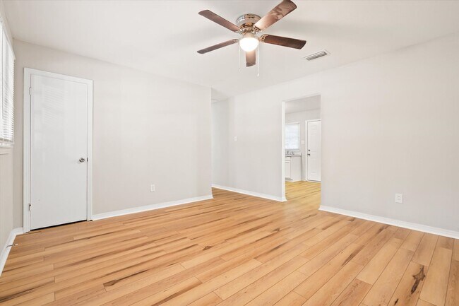 Foto del edificio - UPCOMING LISTING