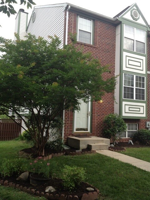 Foto principal - End Unit Townhouse Available Now
