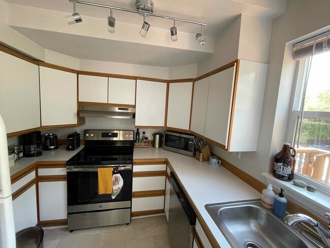 101 kitchen - 631 N Garden St