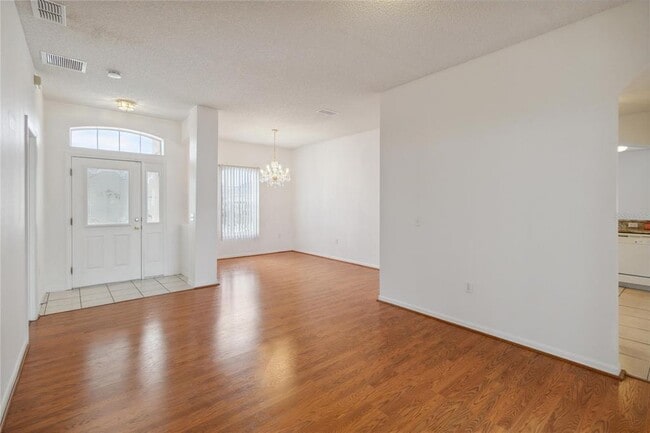 Building Photo - 325 Azincourt Ln