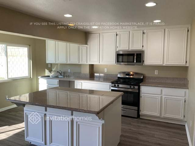 Building Photo - 2642 N Maple Ave