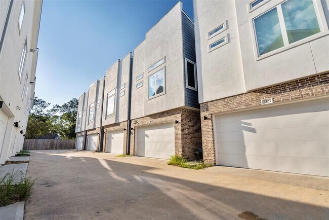 Building Photo - 2521 Hollister St