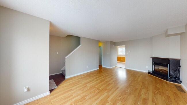 Building Photo - SPACIOUS THREE BEDROOM TOWNHOME BY HOSPITAL