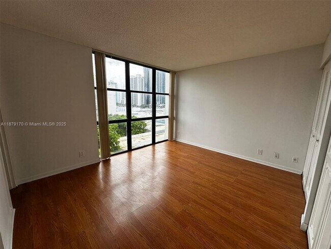 Foto del edificio - 16919 N Bay Rd