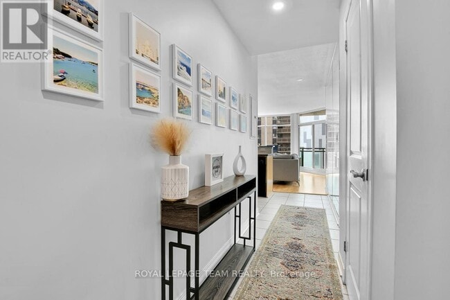 Building Photo - 570 Laurier Ave W