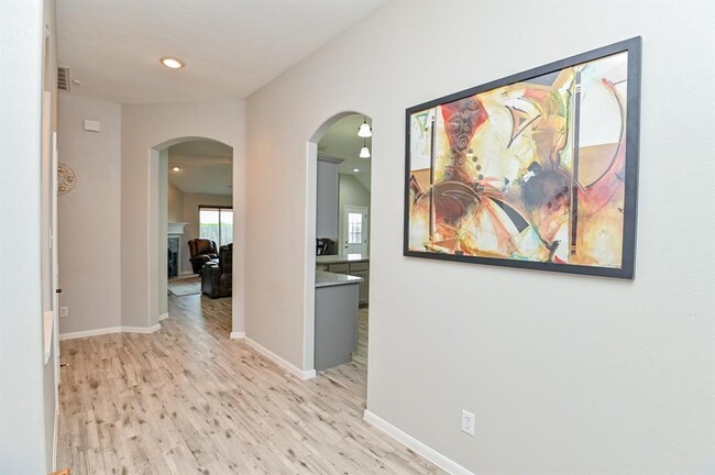 Building Photo - 2526 Lake Dale Ln