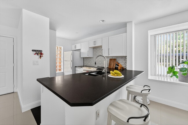 Building Photo - 4807 Via Palm Lakes Via
