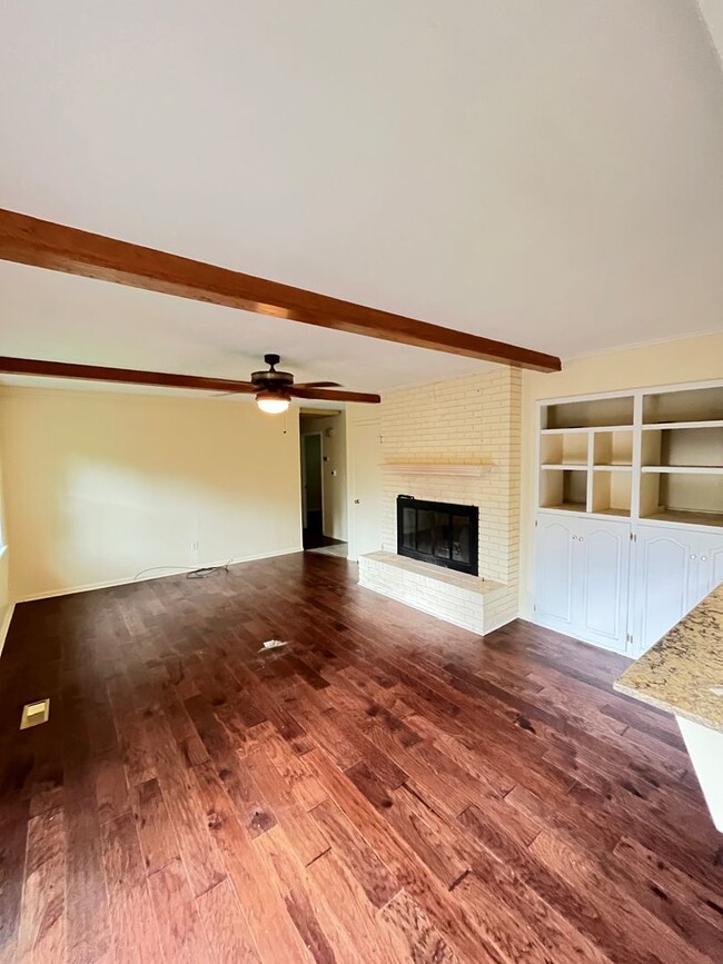 Building Photo - 3 bedroom 2 bath home, all appliances, fen...