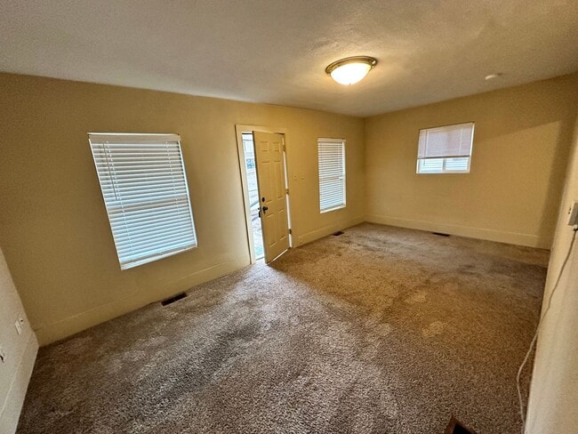 Building Photo - 406 E Kiowa St