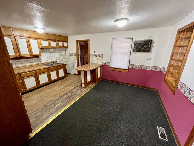 Foto del edificio - 2 Bed | 1 Bath | 1 Car Attached Garage | 2...