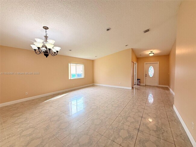 Foto del edificio - 10242 SW 24th St