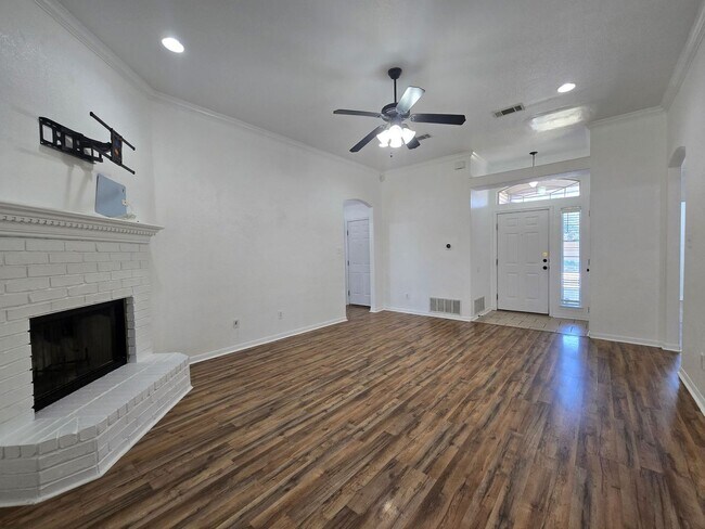 Foto del edificio - AVAILABLE NOW!