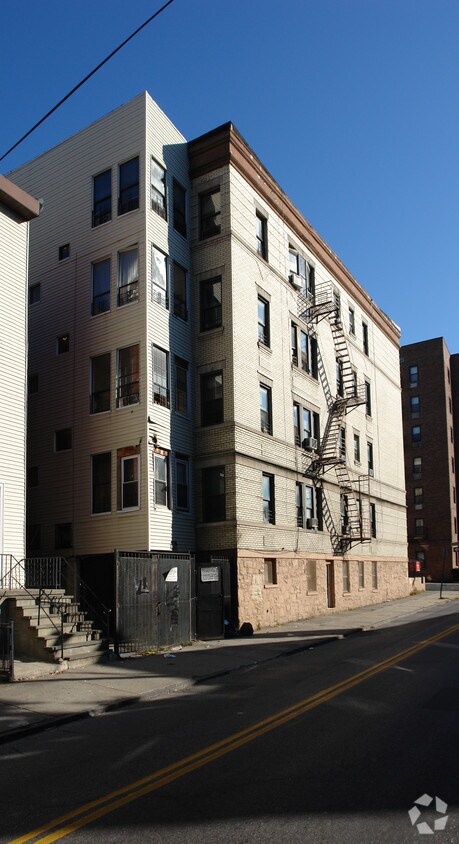Building Photo - 67 Cliff Ave