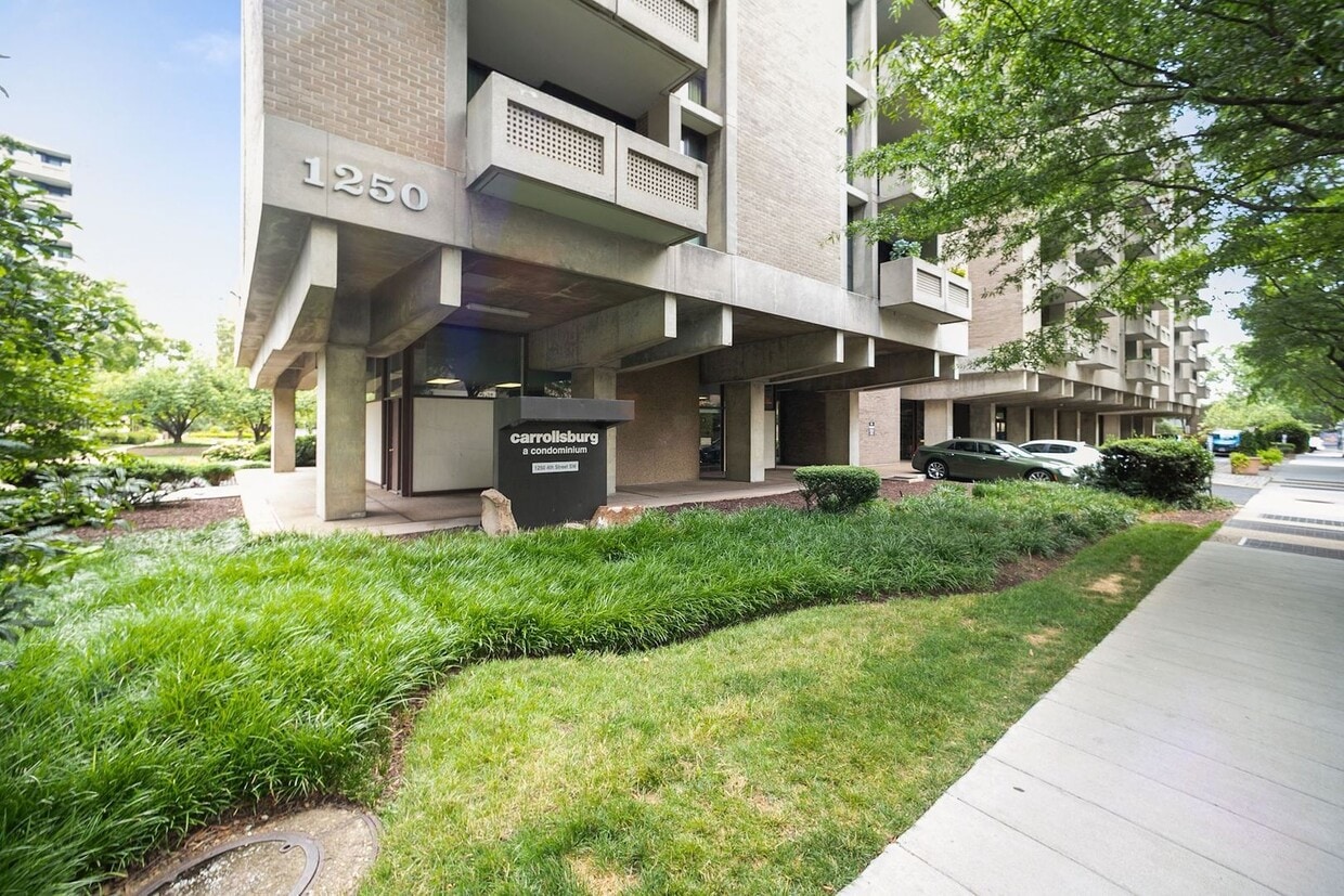 Primary Photo - Available Now! Spacious 2 Bedroom 1 bathro...
