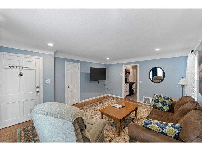 Foto del edificio - 4042 Lake Rd Ave