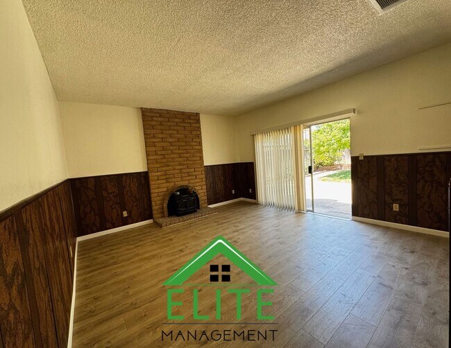 Foto del edificio - **Spacious 5-Bedroom Home with Modern Upgr...