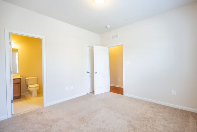 Foto del edificio - Beautiful 3 BR/3 BA EOG Townhome in Capito...
