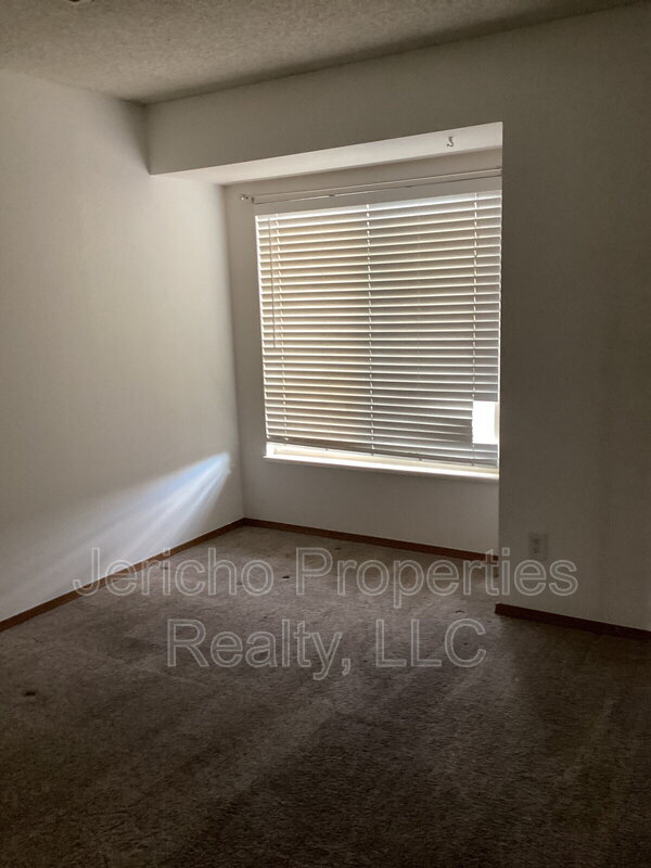 Foto del edificio - 8733 W Cornell Ave
