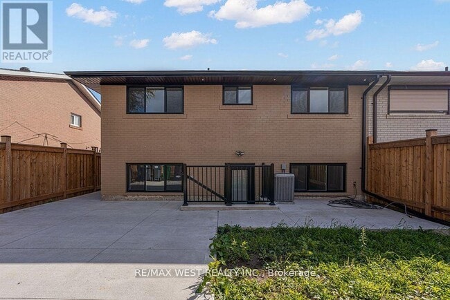 Building Photo - 152 Clarence St