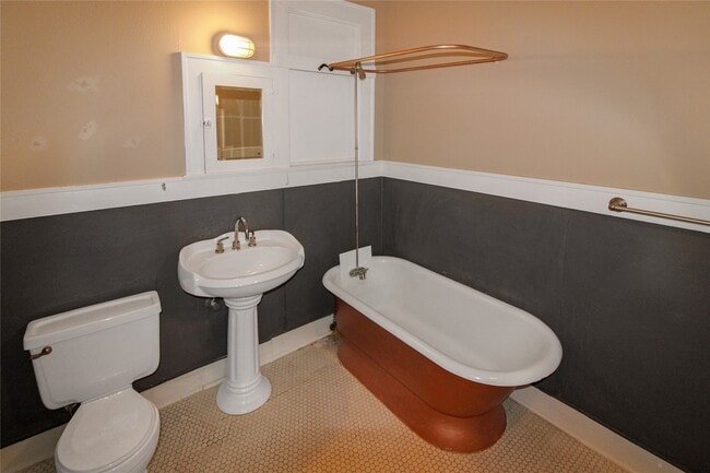 Building Photo - 1902 Church St