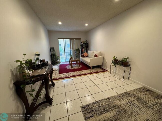 Foto del edificio - 4111 Stirling Rd