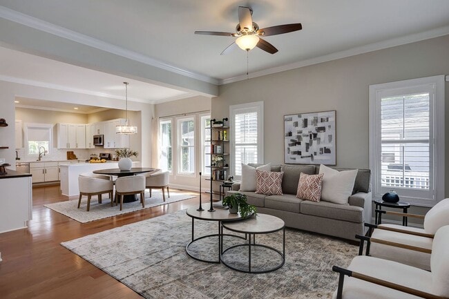 Photo - Spacious Beautiful 5 Bedrooms House with a Fenced-In Backyard
