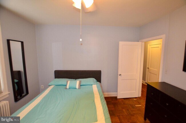 Foto del edificio - 4471 MacArthur Blvd NW