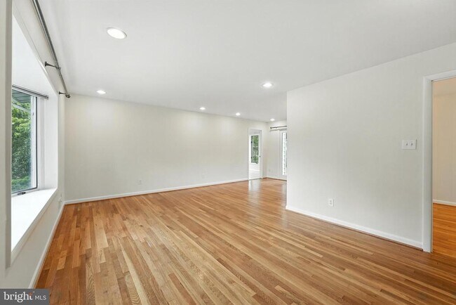 Foto del edificio - 5011 Roslyn Rd