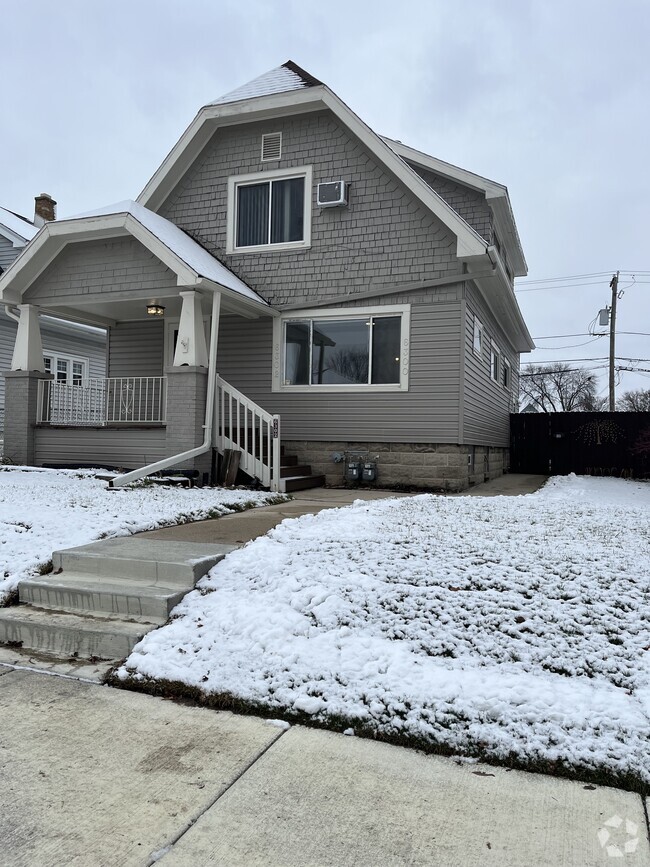 Juneau Highlands Student Apartments for Rent West Allis, WI 1