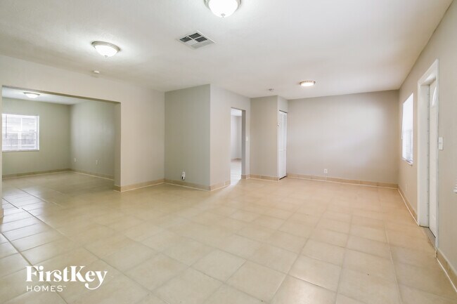 Building Photo - 3600 NW 40th Ct