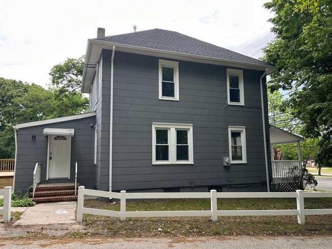 Building Photo - Available Now Recently Renovated 3 Bedroom...