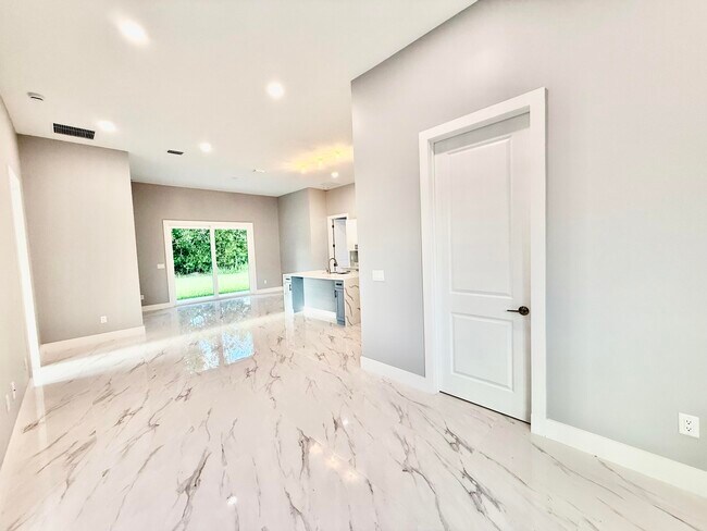 Building Photo - 675 NE Moss Rose Pl