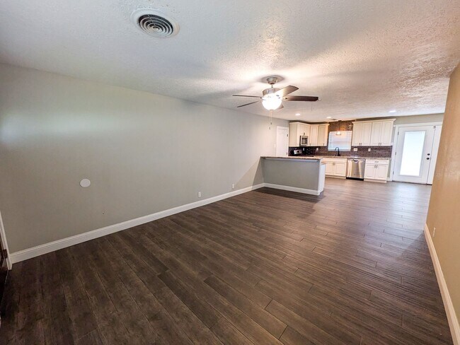 Building Photo - 5110 Laurel Ave