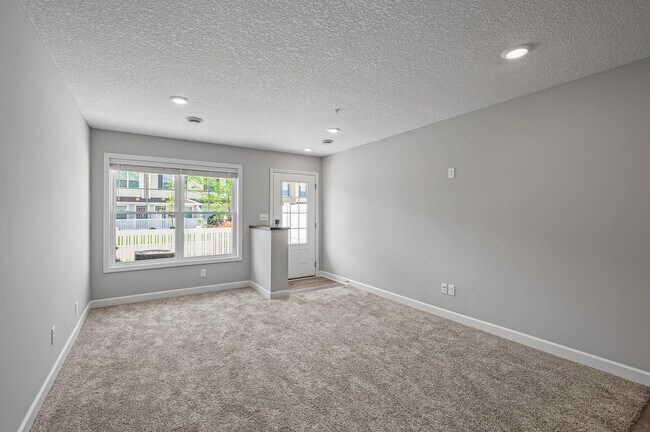 Building Photo - 10904 Holly Pl N