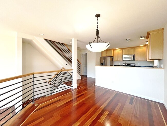 Building Photo - 3 BED SEATTLE TOWNHOME FOR RENT W HIGH END FINISHES & EASY COMMUTE